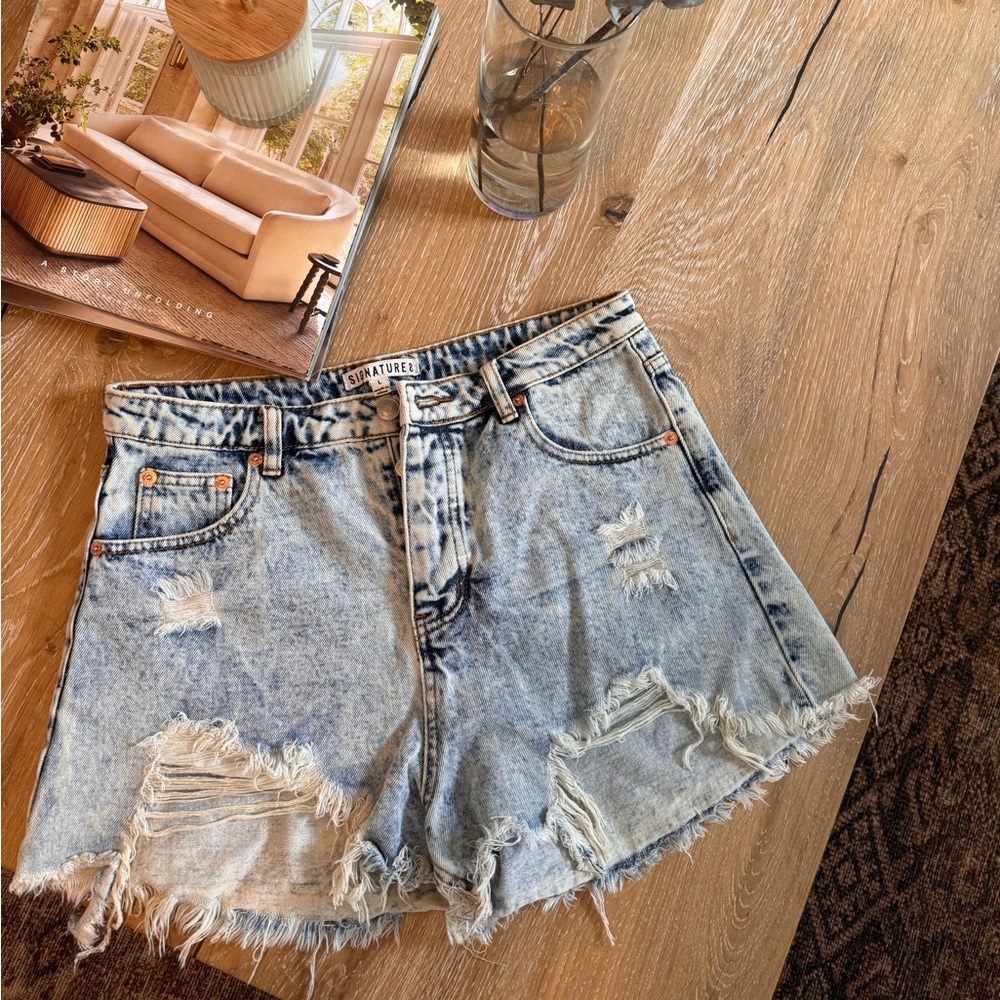 NWT Signature 8 Denim shorts. Size Large. Fit like an 8/10. Never worn
